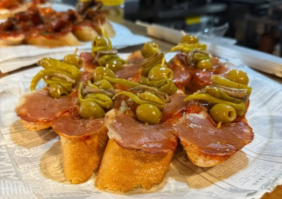 Tostas mit Lomo und Gilda aus Olive, Piparra und Sardelle