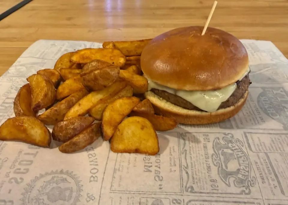 Cheeseburger im Brioche-Brötchen mit Kartoffelspalten